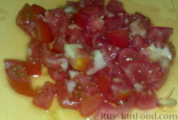 Горбуша, запечённая с помидорами: Тем временем нарезать кубиками помидоры. Конечно можно и кружочками, но у меня их было всего 3 штуки, поэтому нарезала помельче)