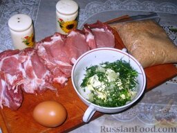 Мясные рогалики: Как приготовить мясные рулетики с начинкой:  Мясо порежем на куски толщиной 1 см.  Чеснок продавим, укроп мелко порежем и смешаем с маслом.