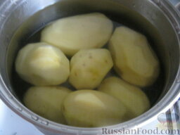 Картофельная запеканка с фаршем на скорую руку: Как приготовить картофельную запеканку:    Картофель очистить, помыть и залить водой. Отварить 15-20 минут. Воду слить.  Включить духовку.