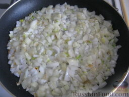 Картофельная запеканка с фаршем на скорую руку: Нагреть сковороду. Налить растительное  масло. Лук выложить в сковороду. Обжарить, помешивая, на среднем огне до золотистого цвета 3-4 минуты.