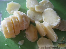 Картофельная запеканка с фаршем на скорую руку: Отварной картофель нарезать   кружочками, около сантиметра толщиной.
