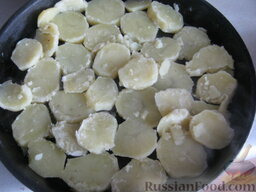 Картофельная запеканка с фаршем на скорую руку: Форму смазать сливочным маслом. Немного посолить и поперчить.