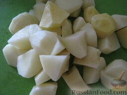 Суп из консервированной рыбы с горошком: Как приготовить суп с консервированной рыбой:    Картофель очистить, помыть и нарезать кубиками.