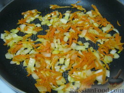 Суп из консервированной рыбы с горошком: Разогреть сковороду. Налить растительное (сливочное) масло. Выложить подготовленные морковь и лук. Обжарить, помешивая , на среднем огне 2-4 минуты.