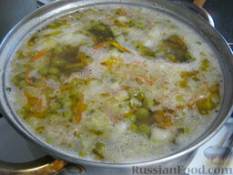 Суп из консервированной рыбы с горошком: Когда суп закипит, уменьшить огонь, и варить суп с консервированной рыбой и горошком до готовности картошки около 5-7 минут.
