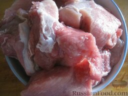 Котлеты из свинины с картофелем "Царскосельские": Как приготовить котлеты из свинины и картофеля:    Мясо помыть, осушить. Нарезать на куски.