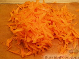 Суп рисовый с яйцом: Морковь очистить, вымыть и нашинковать.