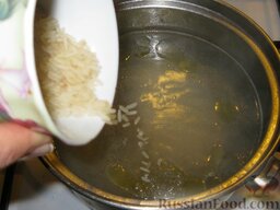 Суп рисовый с яйцом: Куриный бульон довести до кипения, всыпать рис и картофель. Варить рисовый суп на слабом огне 15 минут.