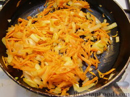 Суп рисовый с яйцом: На сковороде разогреть растительное масло. Обжарить лук и морковь на среднем огне до золотистого цвета (10 минут). Посолить.