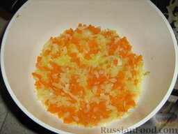 Рис басмати с карри: В непригораемой кастрюльке на сливочном масле обжариваем лук и морковь, порезанные мелкими кубиками. По желанию можно использовать растительное масло.