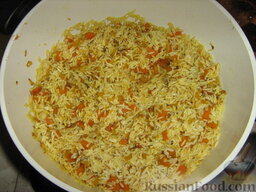 Рис басмати с карри: Всыпаем влажный рис и перемешиваем несколько минут. Рис должен весь пропитаться зажаркой.