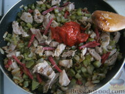 Украинская солянка: В сковороду выложить половину мяса, колбасу, огурцы, томат-пасту, красный перец. Хорошо перемешать.