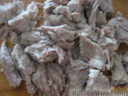 Украинская солянка: Мясо (почки) вынуть из кастрюли. Нарезать кусочками.