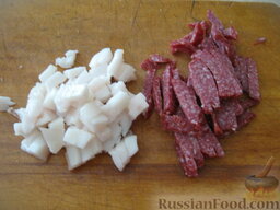 Украинская солянка: Нарезать кубиками сало. Колбасу нарезать соломкой.