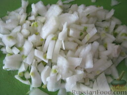 Украинская солянка: Лук репчатый очистить и помыть. Нарезать мелкими кубиками.