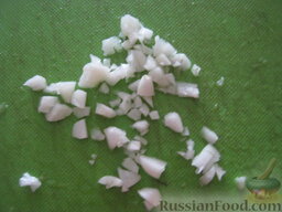 Украинская солянка: Чеснок почистить. Натереть на мелкой терке или порубить ножом мелко.