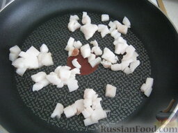 Украинская солянка: Разогреть сковороду. Выложить подготовленное сало. Обжаривать,  помешивая, 3-4 минуты.