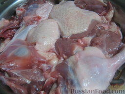 Тушеная утка в сметане: Нарезать утиное мясо порционными кусками.