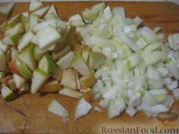 Тушеная утка в сметане: Очистить и помыть репчатый лук. Яблоки помыть. У яблок удалить сердцевину. Нарезать крупными кубиками яблоки и лук.