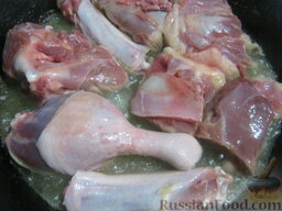 Тушеная утка в сметане: Разогреть сковороду. Налить растительное масло. Выложить куски утки.