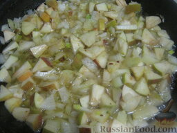 Тушеная утка в сметане: В сковороду добавить лук и яблоки, жарить 3-5 минут, помешивая.