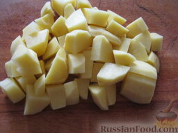 Суп с цветной капустой (брокколи) и вермишелью: Как приготовить суп из цветной капусты с вермишелью:    Картофель очистить, помыть и нарезать кусочками.