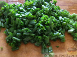 Суп с цветной капустой (брокколи) и вермишелью: Помыть и порезать перья зеленого лука.