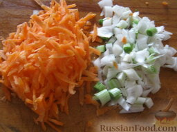 Суп с цветной капустой (брокколи) и вермишелью: Очистить и помыть морковь. Морковь натереть на крупной терке. Лук нарезать колечками.