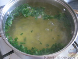 Суп с цветной капустой (брокколи) и вермишелью: Вскипятить 2,5 л воды. В кипяток опустить картофель и зеленый лук. Варить 10 минут.