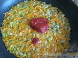 Суп с цветной капустой (брокколи) и вермишелью: Разогреть сковороду, налить растительное масло. Выложить морковь и лук. Обжарить, помешивая, 2-3 минуты (на среднем огне). Добавить томатную пасту.