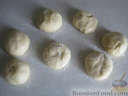Хлебные лепешки: Накрыть тесто полотенцем и дать ему полежать 10 минут. Затем разделить тесто на шарики размером с грецкий орех.