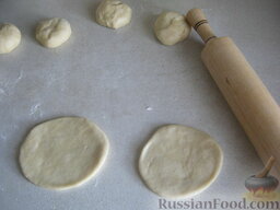 Хлебные лепешки: Раскатать тесто на лепешки толщиной 0,3-0,5 см.