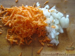 Голубцы из молодой капусты с грибами: Тем временем почистить и помыть лук и морковь. Морковь натереть на крупной терке. Лук нарезать кубиками.