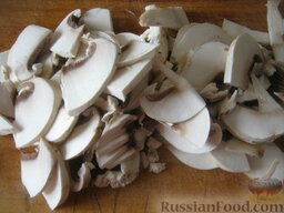 Голубцы из молодой капусты с грибами: Грибы помыть и нарезать на кусочки.