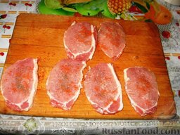 Шницель с луково-лимонным соусом: Как приготовить шницель свиной:    Из мяса нарезать тонкие шницели.  Посыпать солью, черным молотым перцем и паприкой. Разогреть на сковороде масло и жарить шницели 3-4 минуты с каждой стороны.