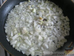 Куриное филе со сливками и грибами: Разогреть сковороду, выложить лук и чеснок. Обжарить, помешивая, 2-3 минуты.