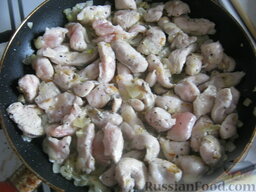 Куриное филе со сливками и грибами: Жарить филе, помешивая, около 5 минут.
