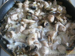Куриное филе со сливками и грибами: Затем выложить грибы. Тушить все вместе еще 5 минут. Залить сливками. Оставить куриное филе со сливками тушиться на самом маленьком огне под накрытой крышкой в течение 7-10 минут до готовности.
