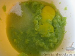 Сладкие оладьи из кабачков: Добавить яйцо, сахар, соль, соду.