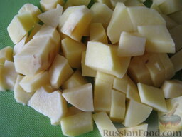 Суп рисовый с кабачками: Как приготовить рисовый суп с кабачками:    Картофель помыть и мелко нарезать кубиками.