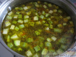 Суп рисовый с кабачками: Выложить зажарку в суп. Довести суп из кабачков до кипения, варить 5-7 минут, добавить соль по вкусу, горошины черного перца и лавровый лист (по желанию).