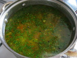 Суп рисовый с кабачками: Положить в суп укроп. Довести суп из кабачков до кипения и сразу же выключить.   Дать супу настояться под закрытой крышкой около 10 минут.