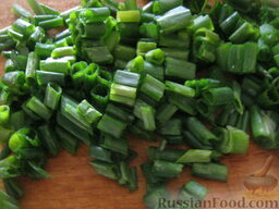 Суп рисовый с кабачками: Перья зеленого лука помыть и нарезать.