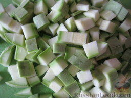 Суп рисовый с кабачками: Кабачки помыть, отрезать хвостики. Нарезать кабачки небольшими кубиками.