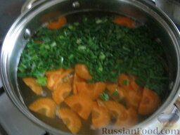Суп рисовый с кабачками: В кипяток опустить картофель, полукольца моркови, зеленый лук и рис. Варить 10 минут.