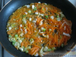Суп рисовый с кабачками: Разогреть сковороду, налить растительное масло. Выложить морковь и лук. Обжарить, помешивая, 2-3 минуты.