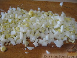 Плацинды с творогом и зеленым луком: Очистить и нарезать мелко яйца.