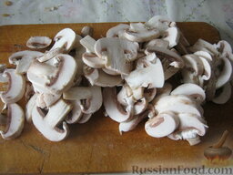 Паста с курицей и грибами под сливочным соусом: Шампиньоны помыть и нарезать тонкими пластинками.
