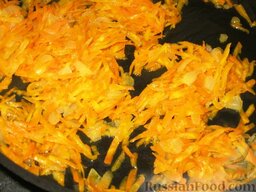 Зеленый борщ с фрикадельками: Спассеровать лук с морковкой на сковороде с разогретым маслом.