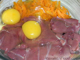 Нежные печеночные оладьи: Добавить яйца.